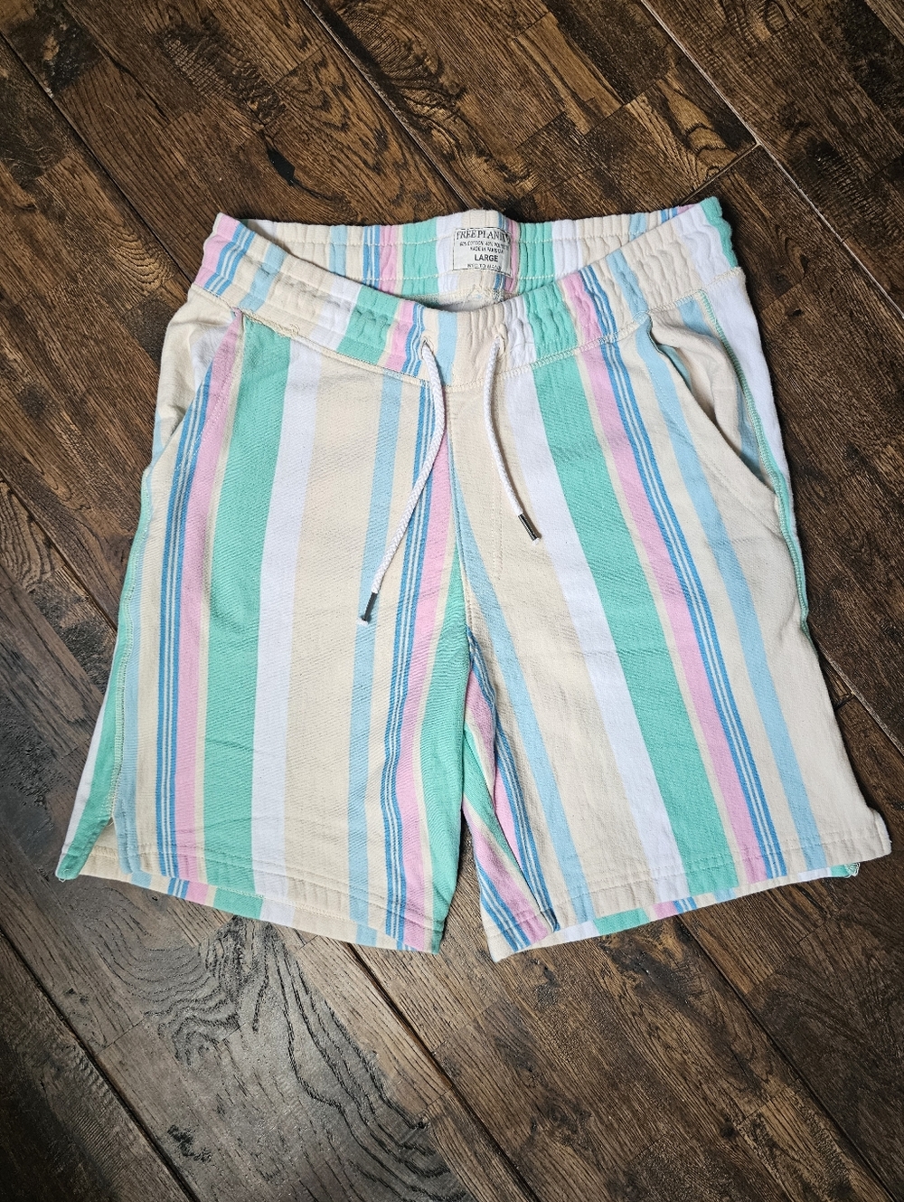 FREE PLANET WOMENS STRIPE SHORTS SIZE LARGE